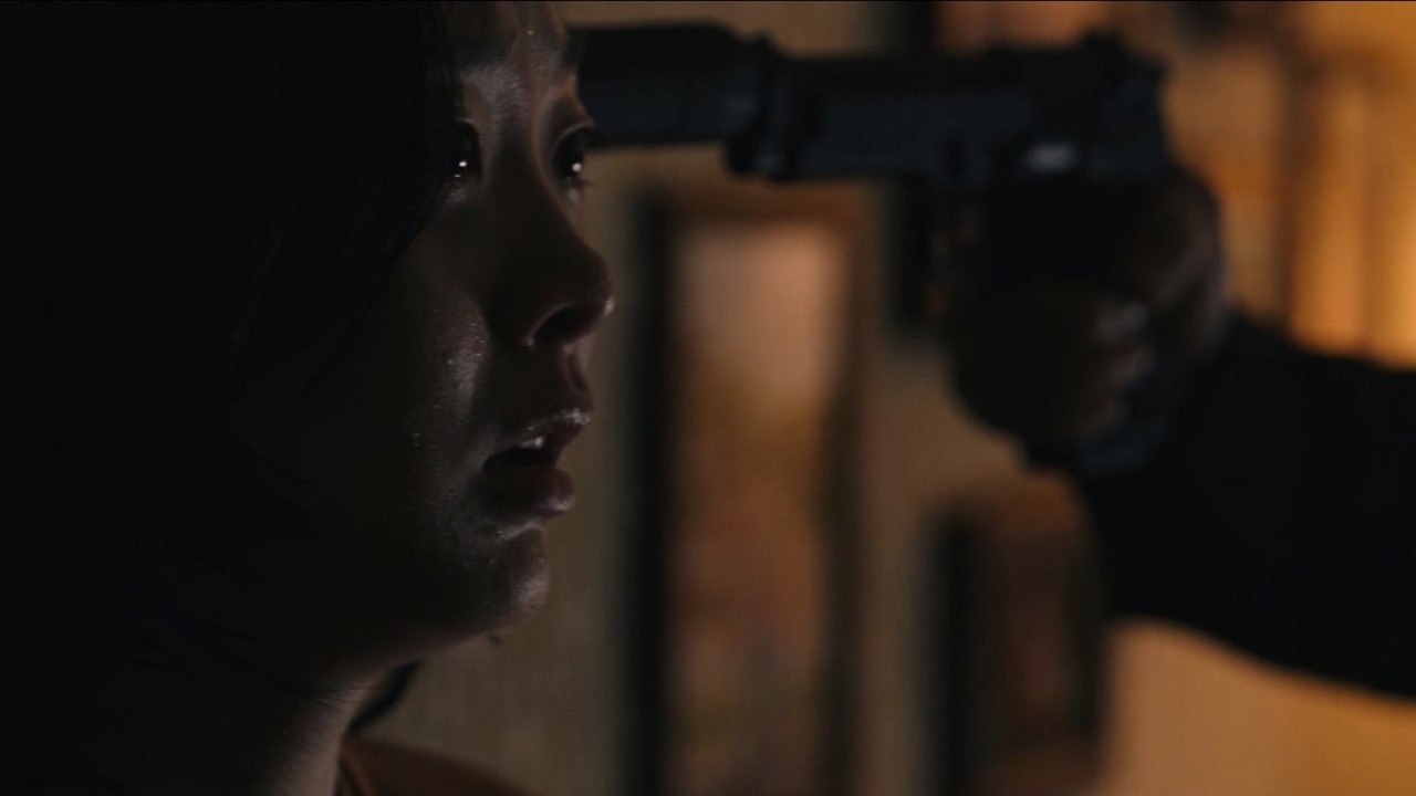 머리에 총이 겨눠지는 자윤