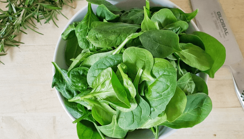 우울증에 좋은 음식 시금치가 그릇에 담겨 있다