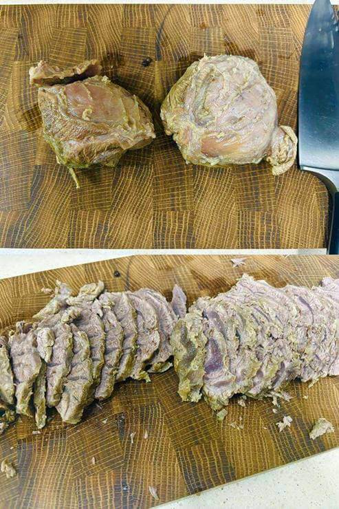 사진 2장이 세로로 연결되어 있다.
첫 번째 사진(위)는 나무 도와 위에 삶아진 아롱사태 2덩이와 칼이 놓여 있는 사진이다.
두 번째 사진(아래)는 아롱사태에 도마 위에 얇게 썰어져 있는 사진이다.