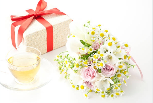 소중한 사람에게 주는 꽃 선물 사진