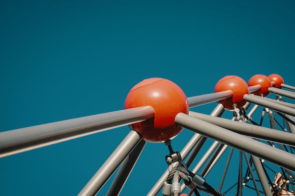 양자역학(Quantum Mechanics)은 물리학의 한 분야로, 미시세계에서 입자와 에너지의 동작을 설명하고 예측하는 이론입니다. 현대 물리학의 근간을 이루는 중요한 이론으로, 물질과 에너지의 기본적인 동작 원리를 설명하는 도구입니다. 이론의 탄생은 20세기 초반에 개발되었으며, 물질의 성질을 설명하기 위해 탄생한 뉴턴 물리학의 한계를 극복하기 위해 시작되었습니다.