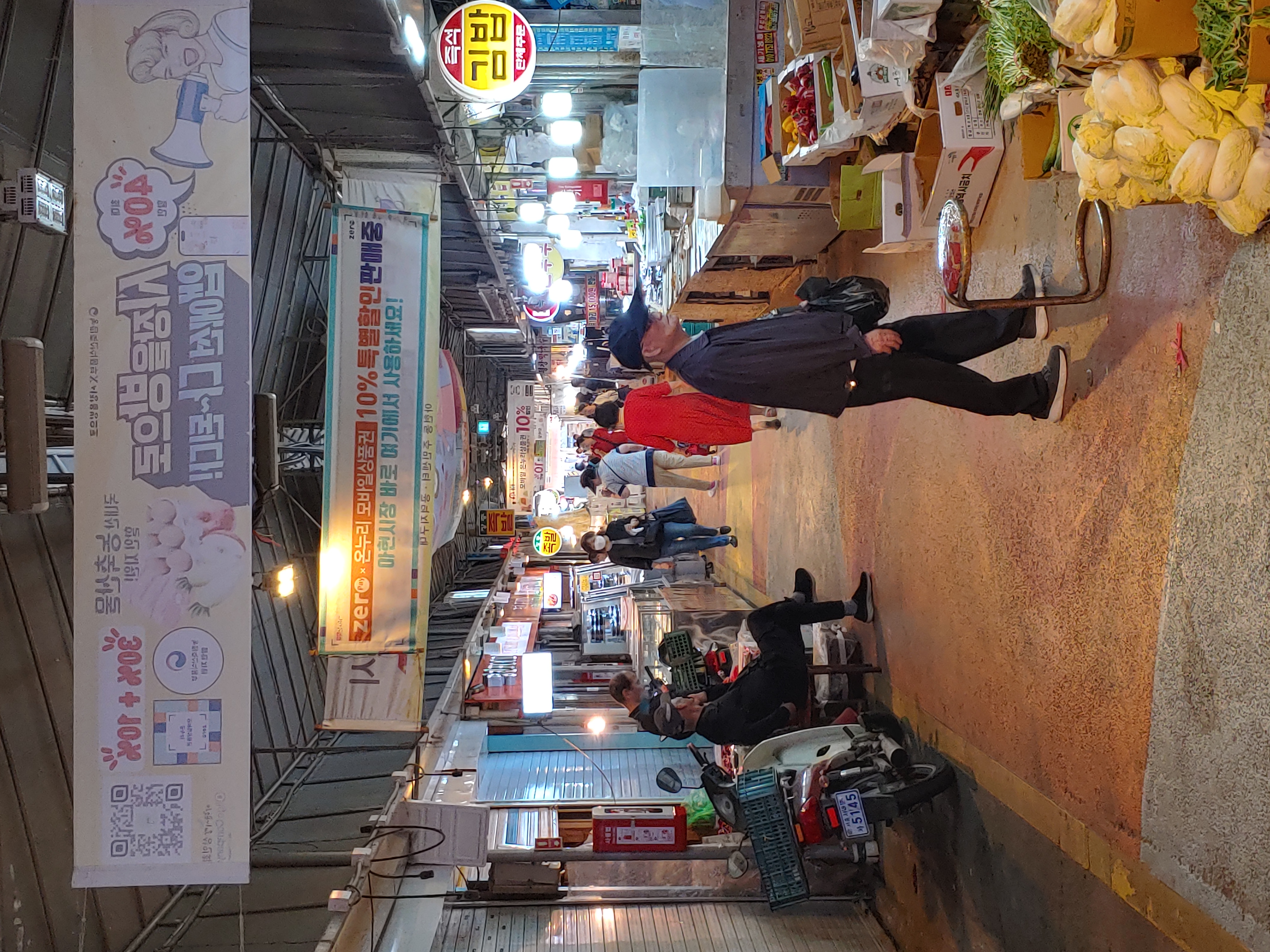 맛있는 냄새를 풍기는 다양한 먹거리를 판매하는 아현시장의 상점들의 모습