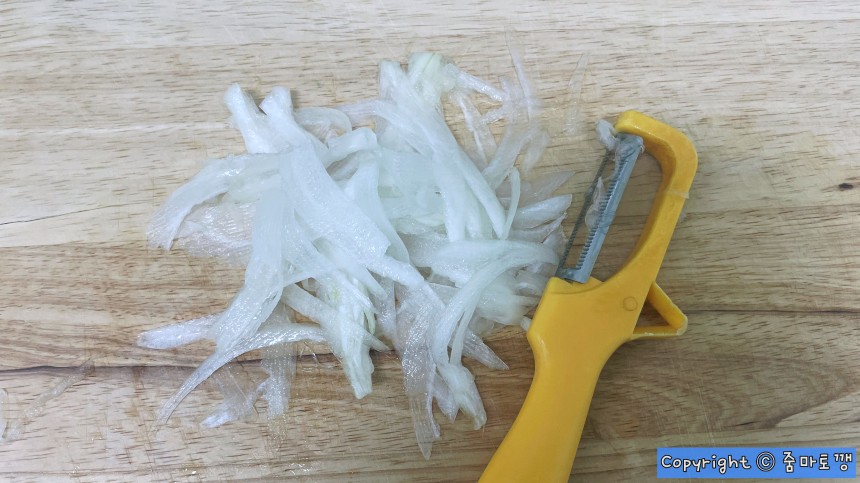 얇게-썰어진-양파