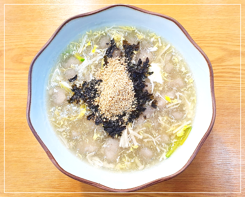 맑고 깔끔한 국물에 김가루와 각종 고명이 들어 있는 전통 감자옹심이