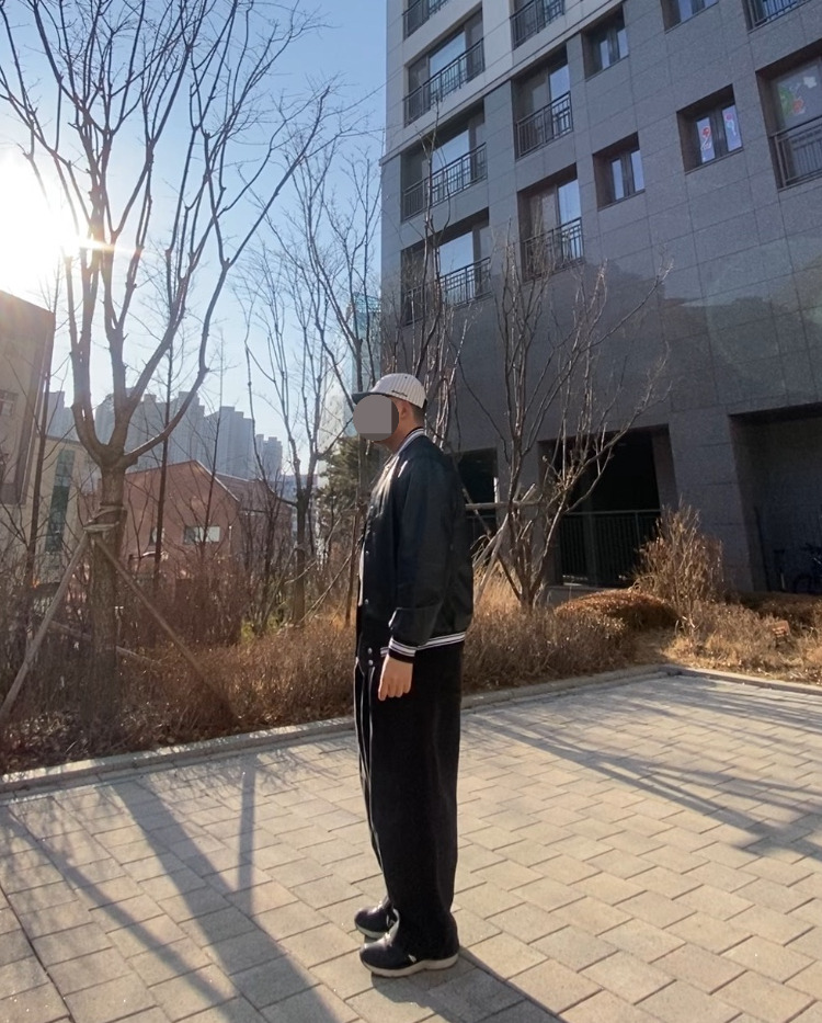 데일리룩('26.2.8.)카네라 스트라이프 야구 볼캡, 에이징씨씨 야구점퍼 바시티 스타디움재킷, 소버먼트 스톤워싱 맨투맨, 무신사스탠다드 와이드 벌룬팬츠, 뉴발란스 480v5 블랙