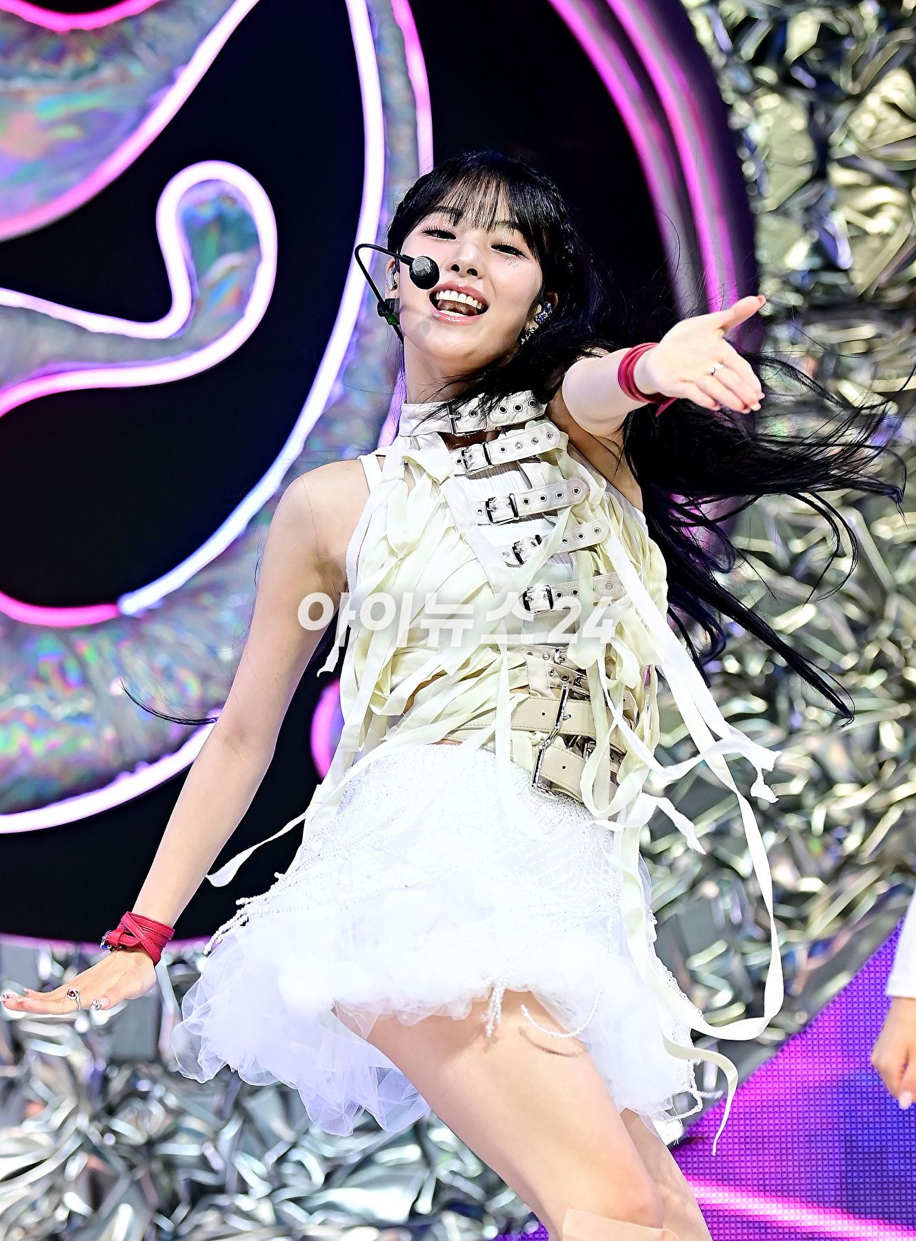 그룹 엔믹스 출신 지니(JINI)가 11일 오후 서울 서교동 메세나폴리스에서 진행된 첫 EP 앨범 '언 아이언 핸드 인 어 벨벳 글로브(An Iron Hand In A Velvet Glove)' 쇼케이스에서 무대를 선보이고 있다. [사진=곽영래 기자]