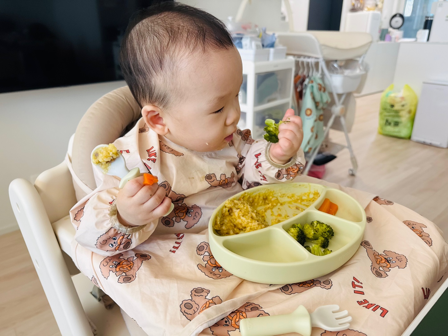 브로콜리와 당근을 양손에 들고 식사에 집중하는 찬솔이의 옆모습
