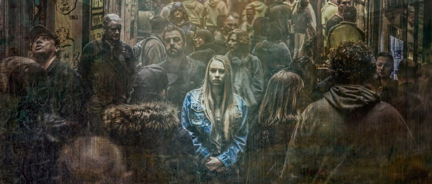 사람들 사이에서 외롭게 혼자 있는 여자