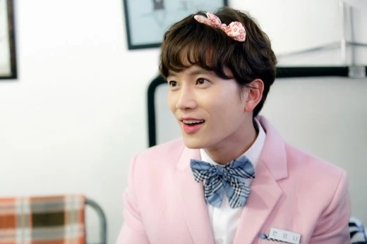 킬미힐미 주인공 남자가 여학생 모습을 하고 웃고 있는 장면
