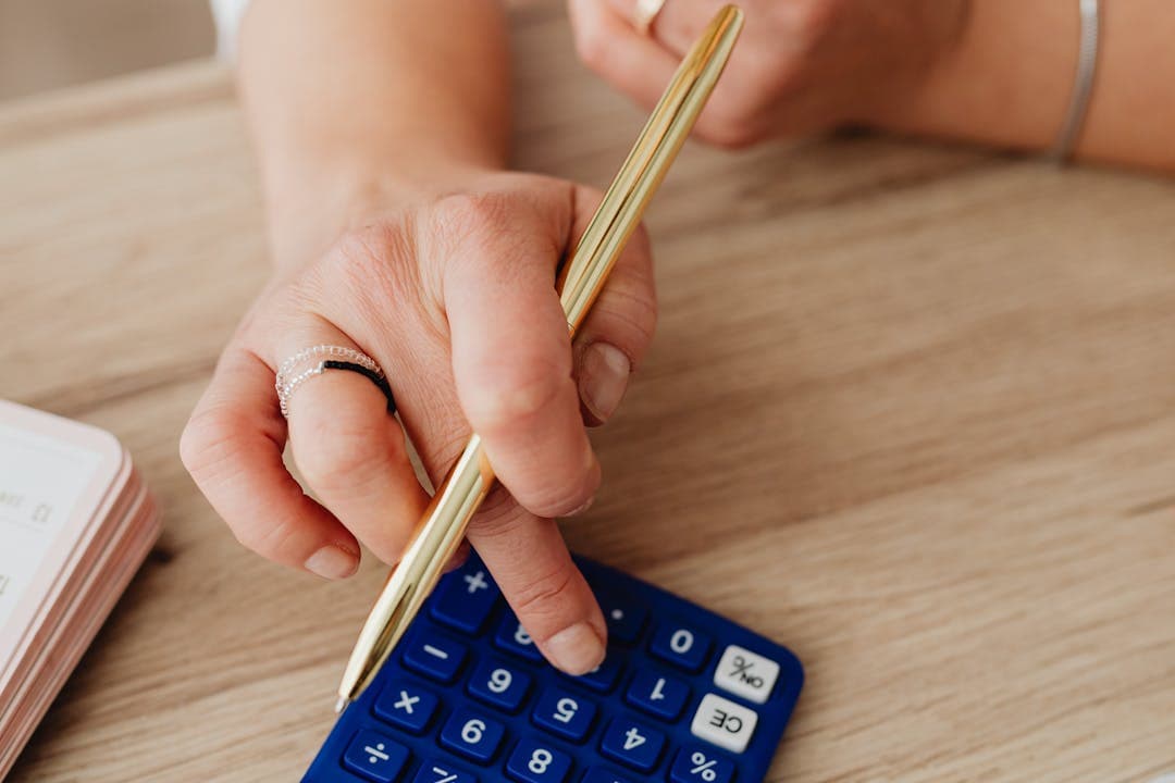 퇴직연금이 얼마나 나올지 계산해보는 모습