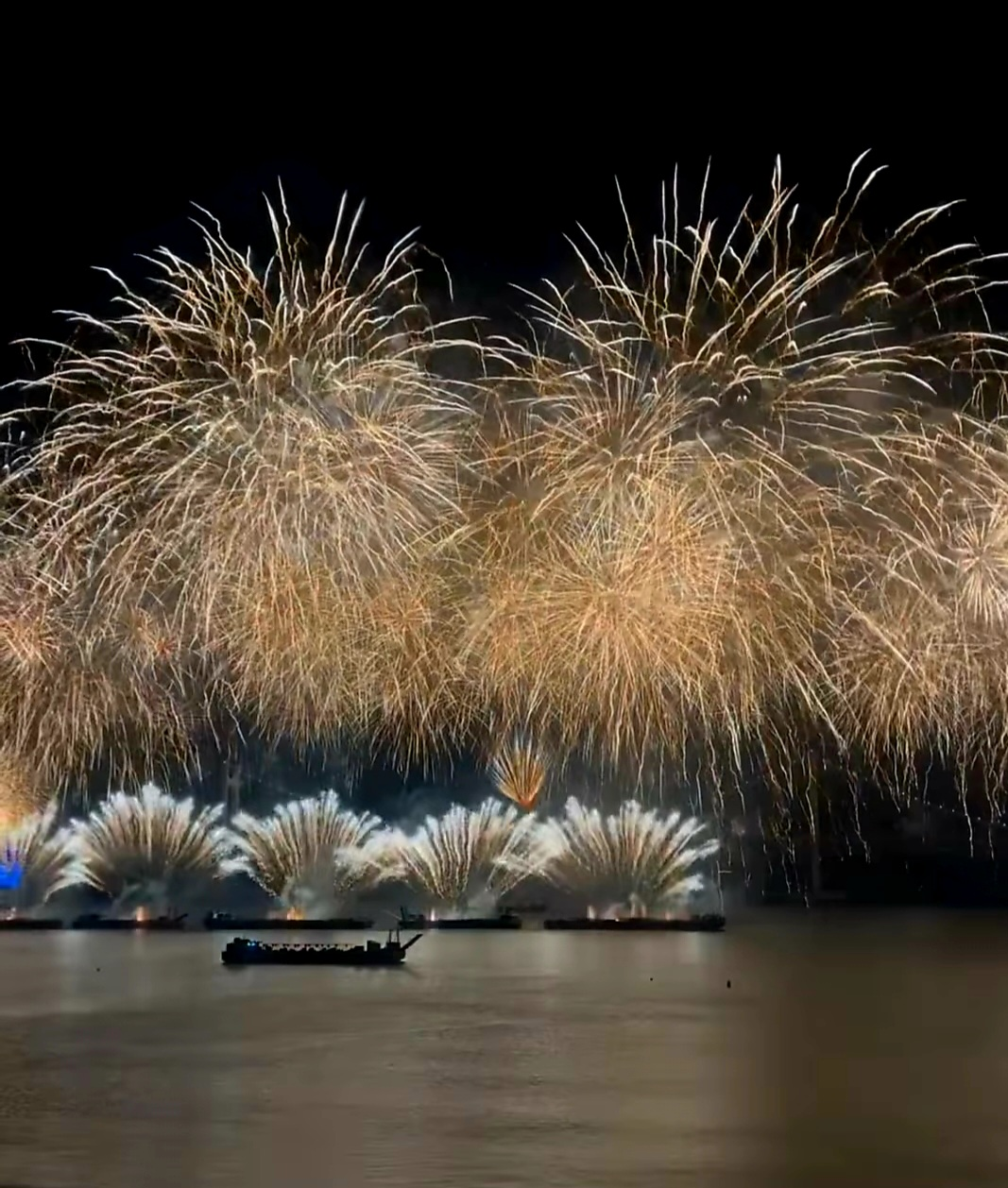 해운대 바다 위에서 펼쳐지는 부산 불꽃축제. 화려한 불꽃이 작렬중이다