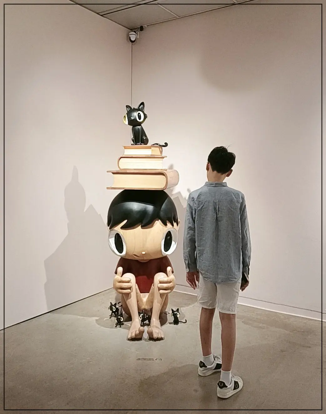 전시장에서-전시물을-보고있는-중학생-남자아이-뒷모습