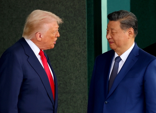 도널드 트럼프 미국 대통령과 시진핑 중국 국가주석이 지난달 30일 부산 김해공군기지 의전실 나래마루에서 미중 정상회담을 마친 뒤 회담장을 나서며 대화하고 있다.
