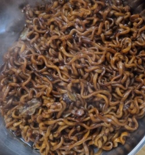 노브랜드짜장라면완성