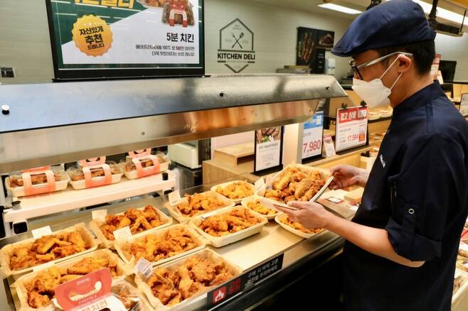 치킨값 또 올린다는데 홈플러스 당당치킨에 이어 이마트 5980원 치킨대전 참전 3대마트 치킨 맛비교 영상
