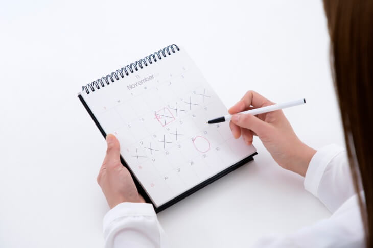 달력에-체크하고있는-사람