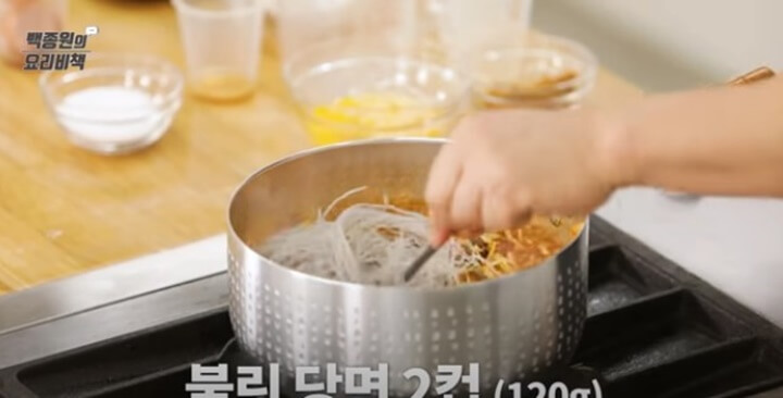 불린 당면 넣기