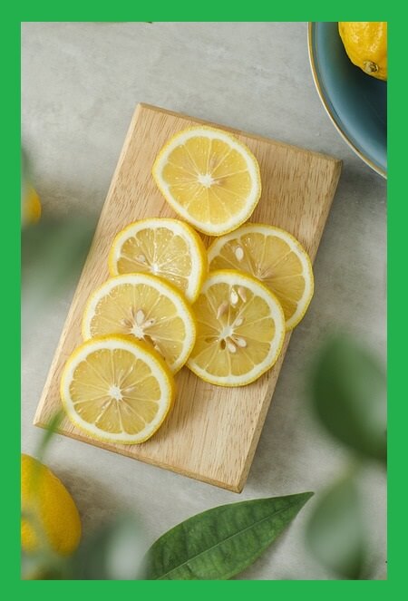 도마-위-자른-레몬