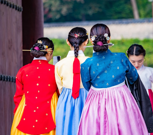 &ldquo;세계의 전통 의상 체험&rdquo; &ndash; 각국의 전통 의상을 입어보는 여행기