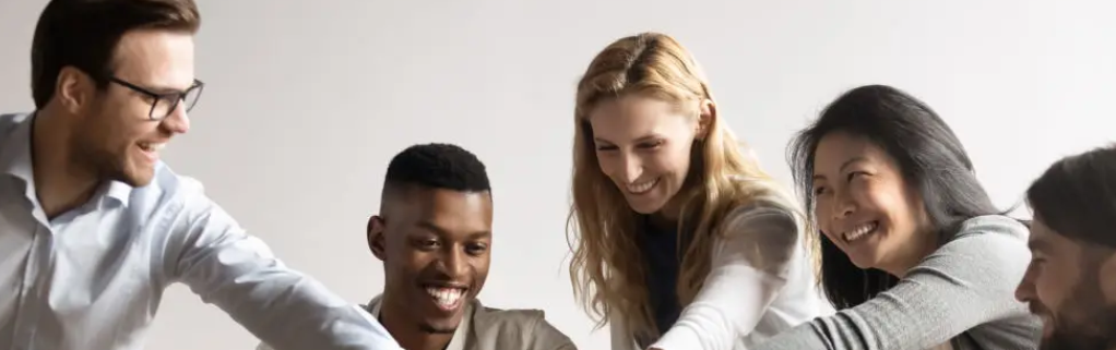 다양한 인종의 사람들이 모여 웃고 있는 사진으로 다문화를 상징함