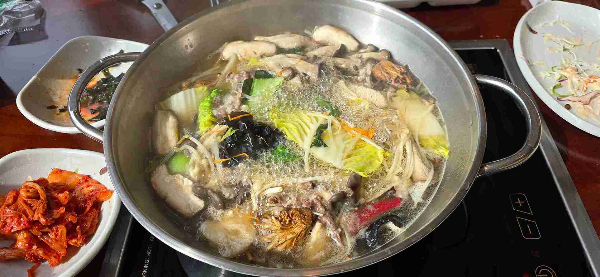 버섯샤브 전골이 끓고 있는 모습