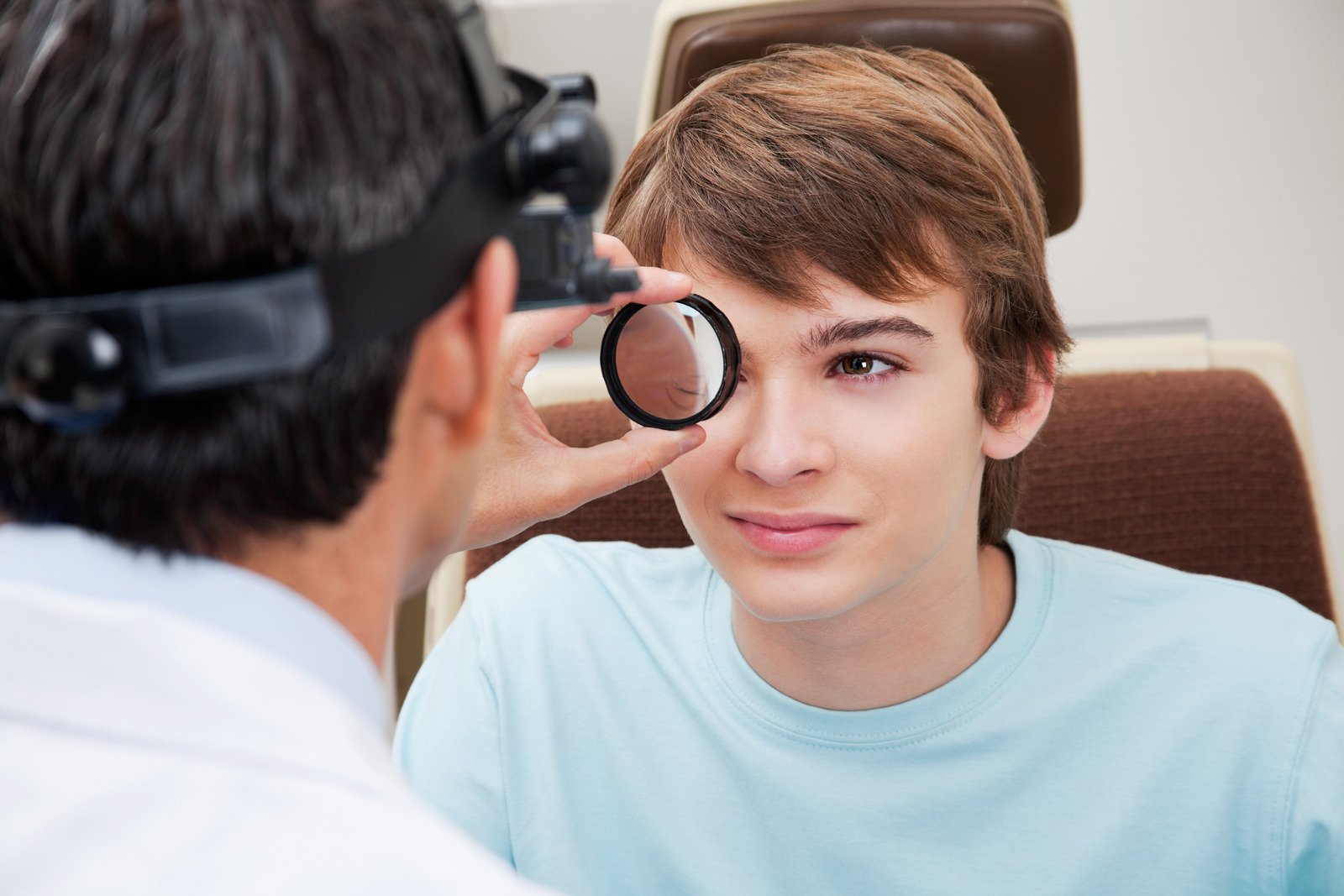 산동검사 (Dilated Eye Exam): 동공을 확장해 눈의 내부를 검사