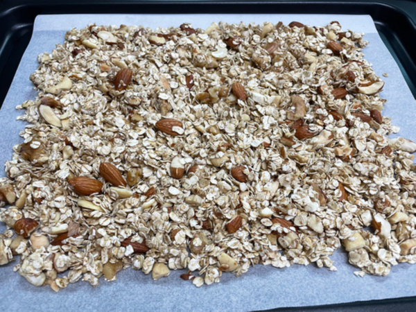 수제 그래놀라 - 오븐 트레이에 펼쳐진 재료