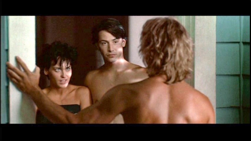 나란히 서있는 남녀 앞에 서 있는 보디