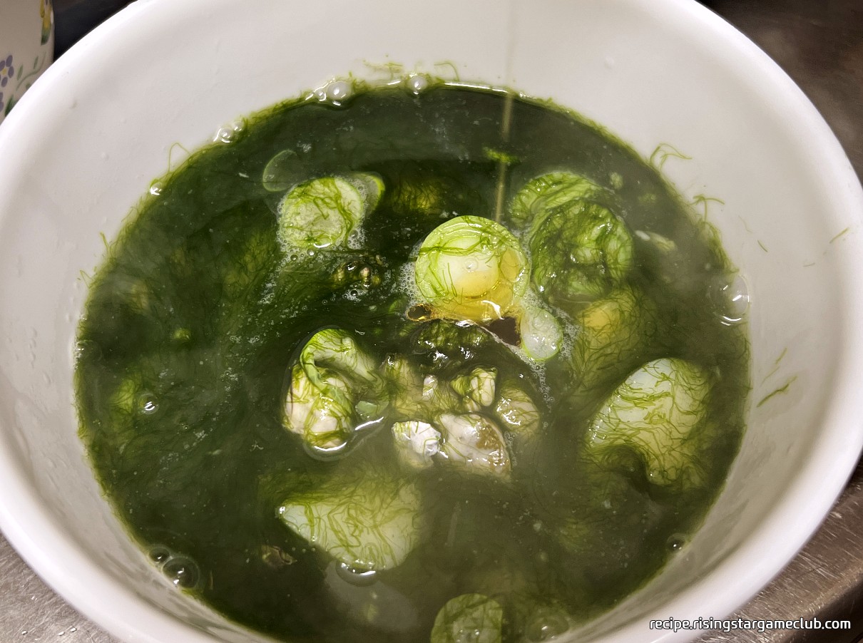 맛있는 매생이 굴 떡국에 참기름을 두르는 사진