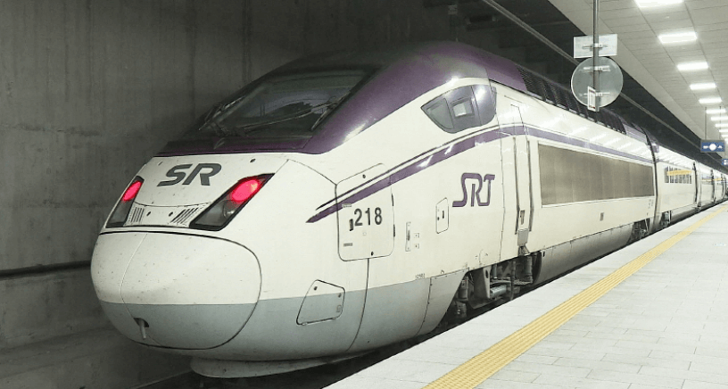 이동하는 열차의 모습