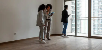 젊은이들이 부동산 매물을 살펴보고 있는 이미지