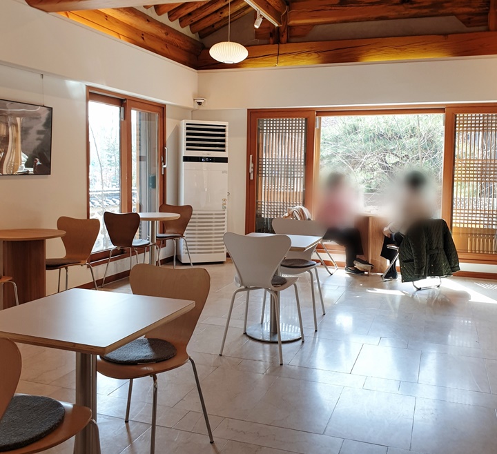 은곡마을-세곡동에-있는-한옥-갤러리카페-에이치오름-내부는-한옥을-모던한-느낌으로-개조하여-화이트앤우드-느낌으로-인테리어-돼있고-햇빛이-잘들어온다