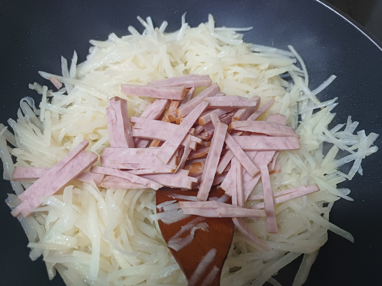 원팬 요리 – 햄, 감자, 계란을 활용한 햄감자볶음