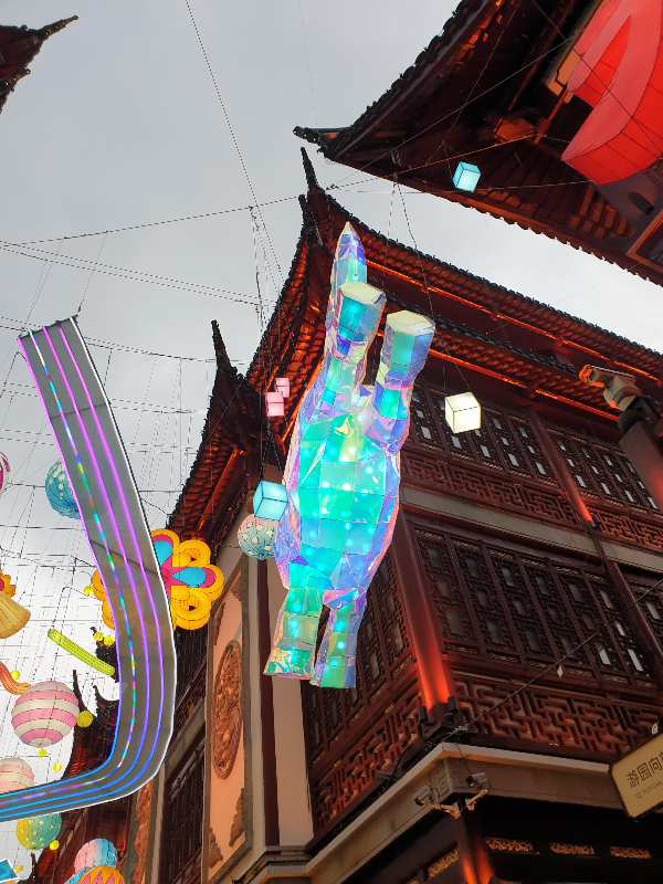 하늘에서 달리고 있는 말 조형물