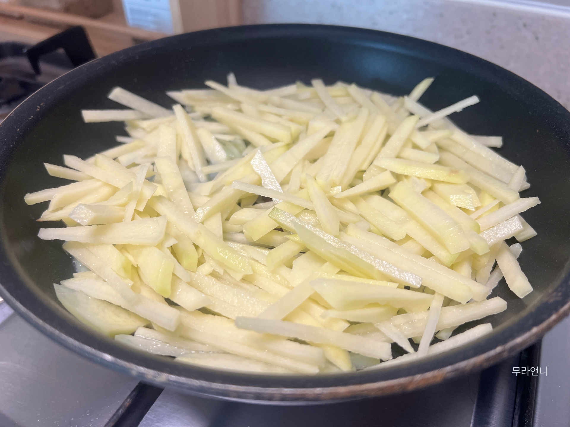 감자는 많이 뒤적이지 말고 그대로 뒀다가 잘 익으면 섞어주세요