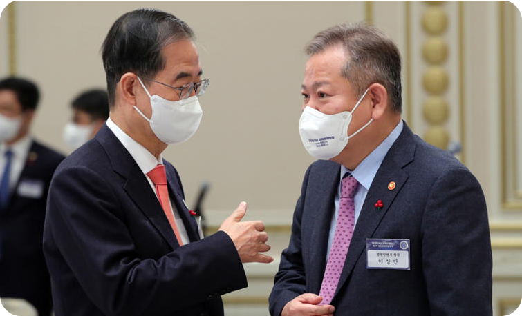 한덕수 전 국무총리(왼쪽), 이상민 전 행정안전부 장관. 연합뉴스