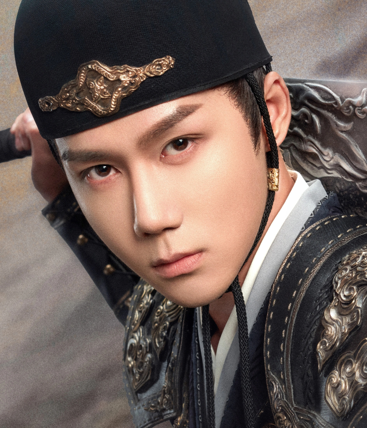 차가운 표정의 왕일철