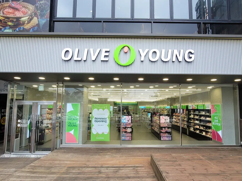 희색-올리브영간판-이름가운데-올리브그림-올리브영매장-매장안화장품진열대