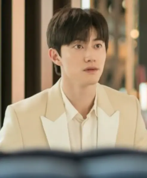 눈물의 여왕- 베이지색 수트를 입고 대화중인 곽동연