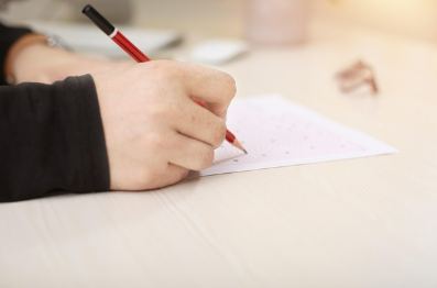 대학수학능력시험날에 좋은 결과를 기원하는 마음의 찹쌀떡과 엿