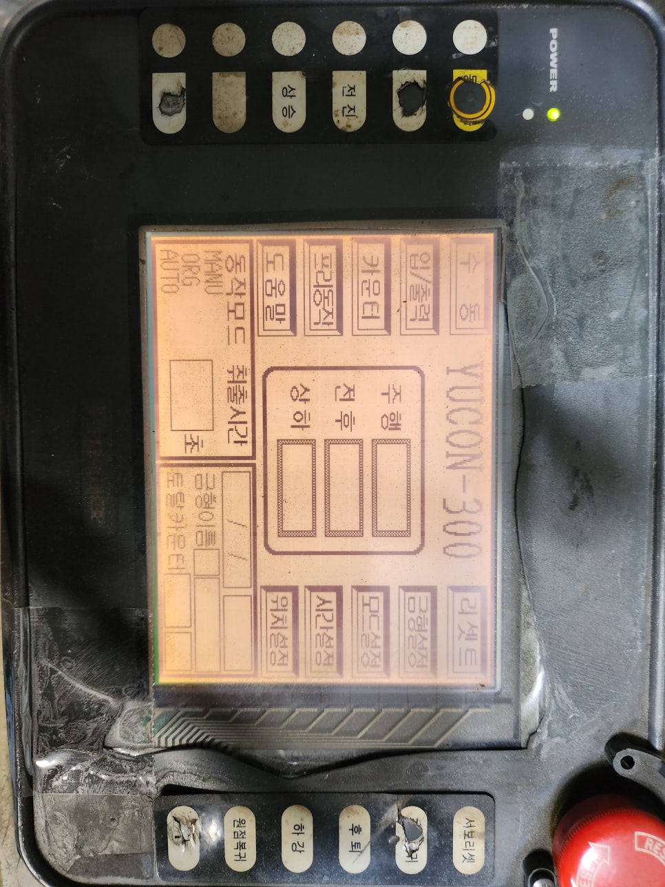 Pro-face 산업용모니터 3080028-03 GP2301H-LG41-24V 화면 어두움 증상에 대한 점검 및 수리를 완료했습니다.
해당 장비는 전원은 정상적으로 인가되나
화면 밝기가 현저히 낮아
작업자가 화면 확인에 어려움을 겪는 상태였으며,
현장 작업 효율 및 안전에도 영향을 줄 수 있는 상황이었습니다.
입고 후
LCD 백라이트 구동부, 전원부, 관련 회로 전반을 중심으로
정밀 점검을 진행한 결과,
화면 밝기 저하의 원인이 된 노후·불량 부품을 확인하였습니다.
문제 부위에 대해
정확한 부품 교체 및 회로 수리를 진행하였으며,
수리 완료 후에는
밝기 복원 여부 확인, 장시간 점등 테스트,
실제 현장 사용 환경을 고려한 동작 테스트를 통해
화면 밝기 정상 복구 및 안정 동작을 확인했습니다.
최종적으로
작업자 시인성 개선과 함께
현장 재설치 후 즉시 사용 가능한 상태로
정상 출고 완료하였습니다.
수리 과정 by 메트영남