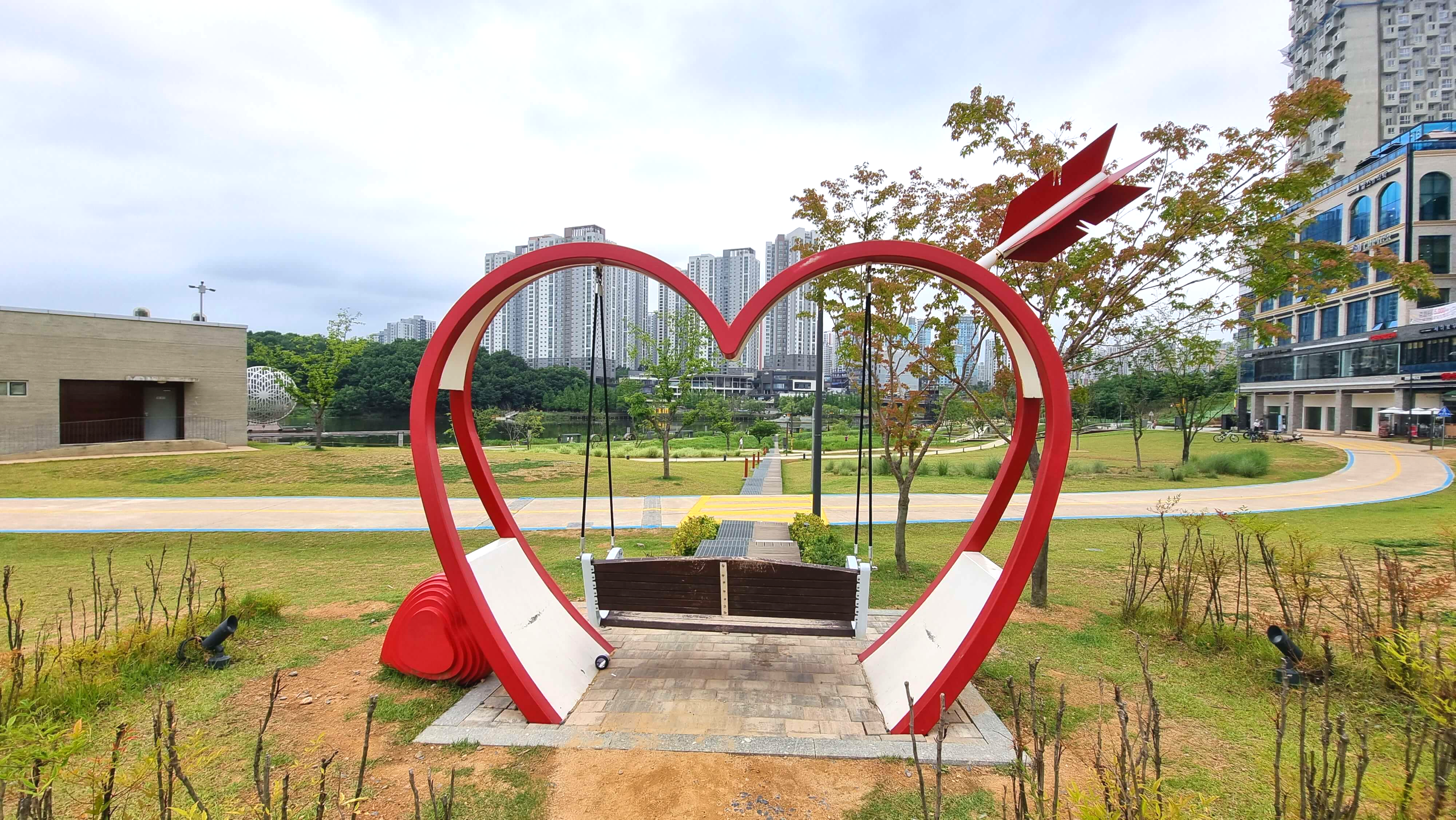 동탄호수공원 포토죤 하트 그네