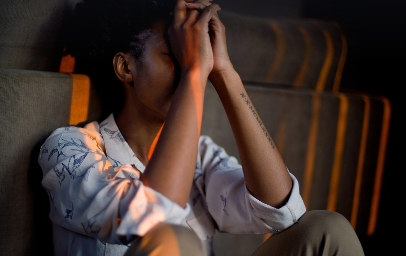 청소년 대상 심리 치료, 감정 표현 방식 어떻게 다를까?, 고뇌하며 앉아있는 소녀사진