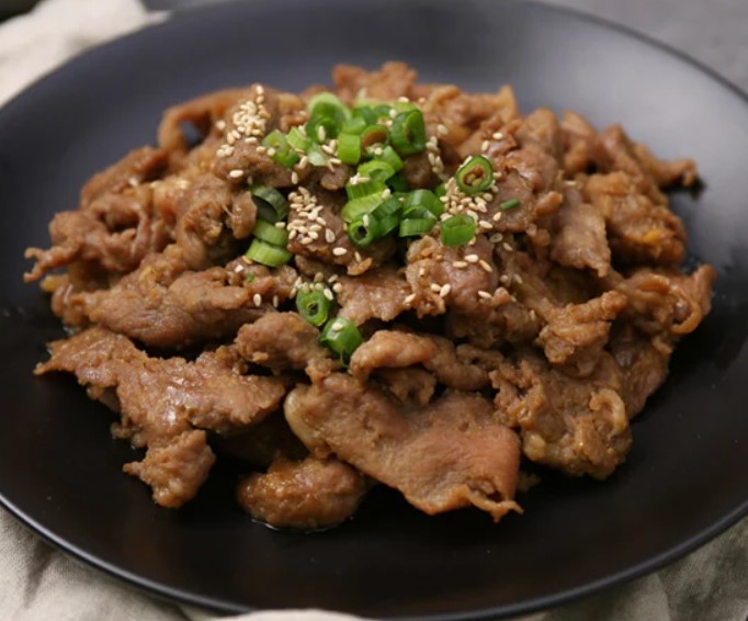 접시 위에 고기를 올려놓은 사진