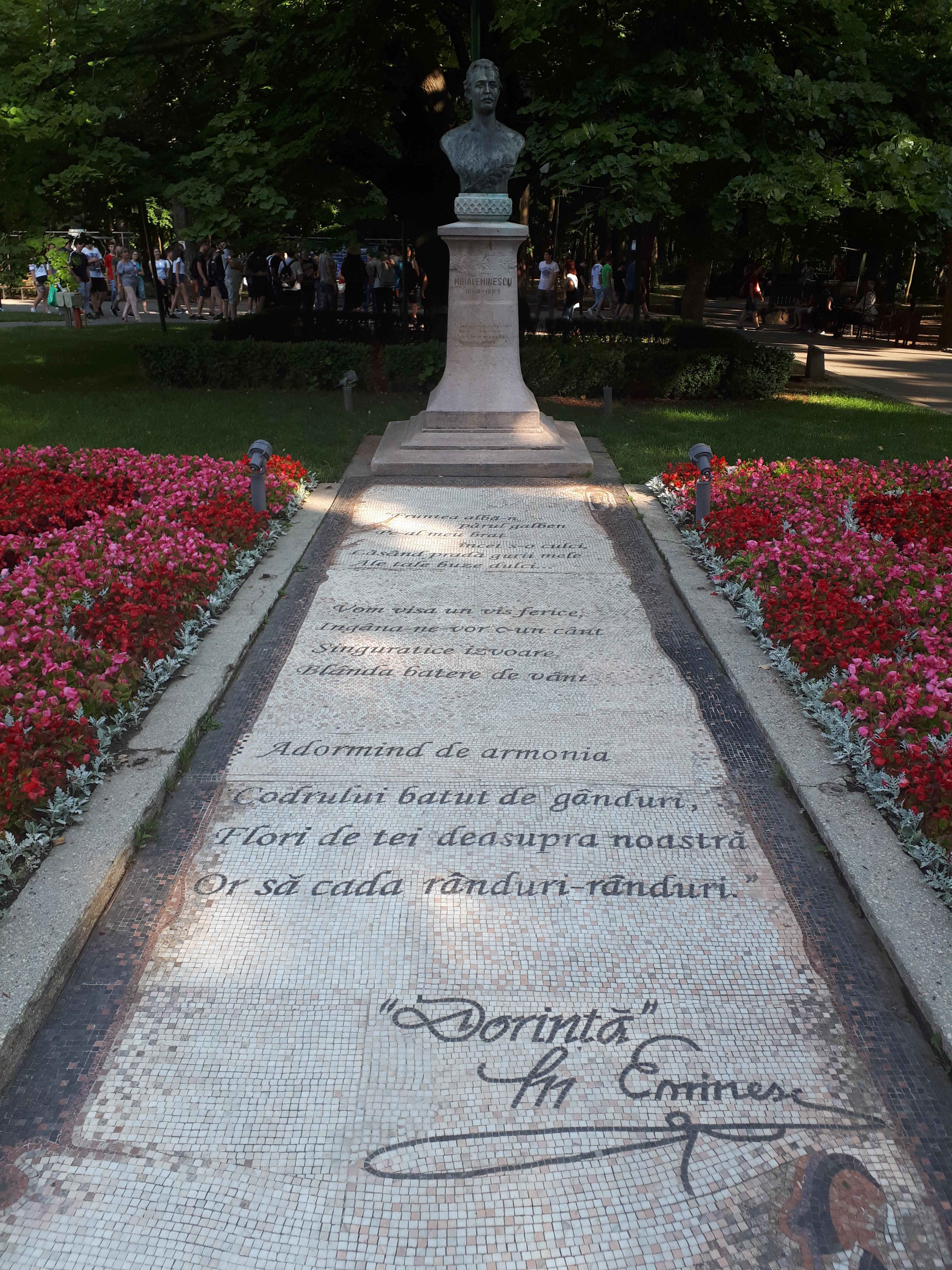 루마니아 이아시 코포우 공원 문학 작가의 흉상과 그의 작품