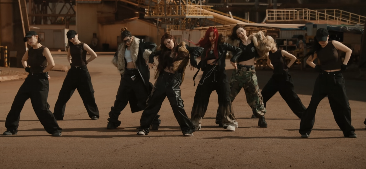 당진 공장 단체 군무 장면