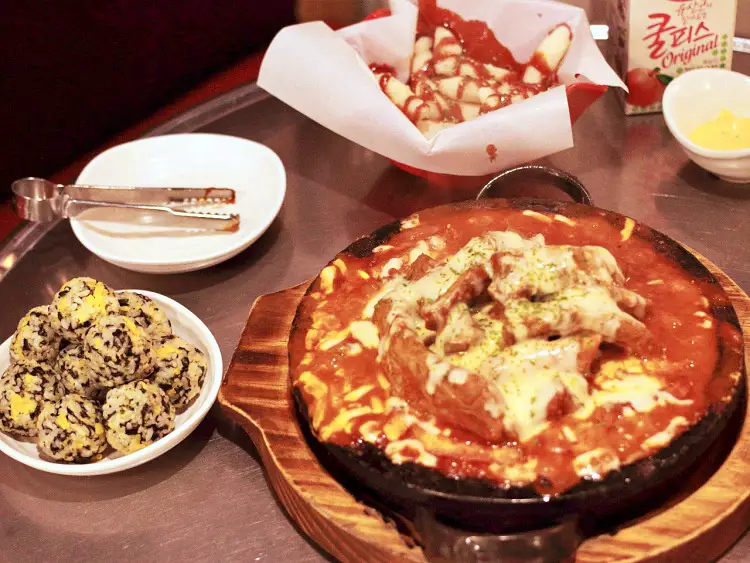 제209회 놀라운토요일 놀토 성남 모란 민속5일장 시장 매운 김치 치즈 등갈비 맛있는 식당 아이브 안유진, 레이, 이서 추천 맛집 소개