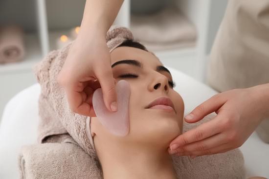 괄사 마사지(Gua Sha): 전통과 효과