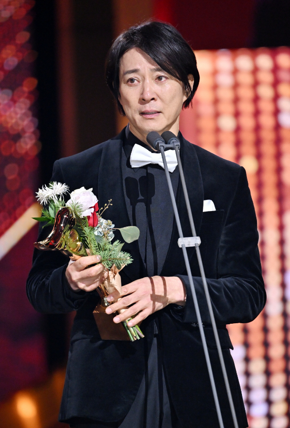 &#39;KBS연기대상&#39;에서 최수종이 대상을 받고 감격 소감을 전하고 있다. [사진=KBS]
