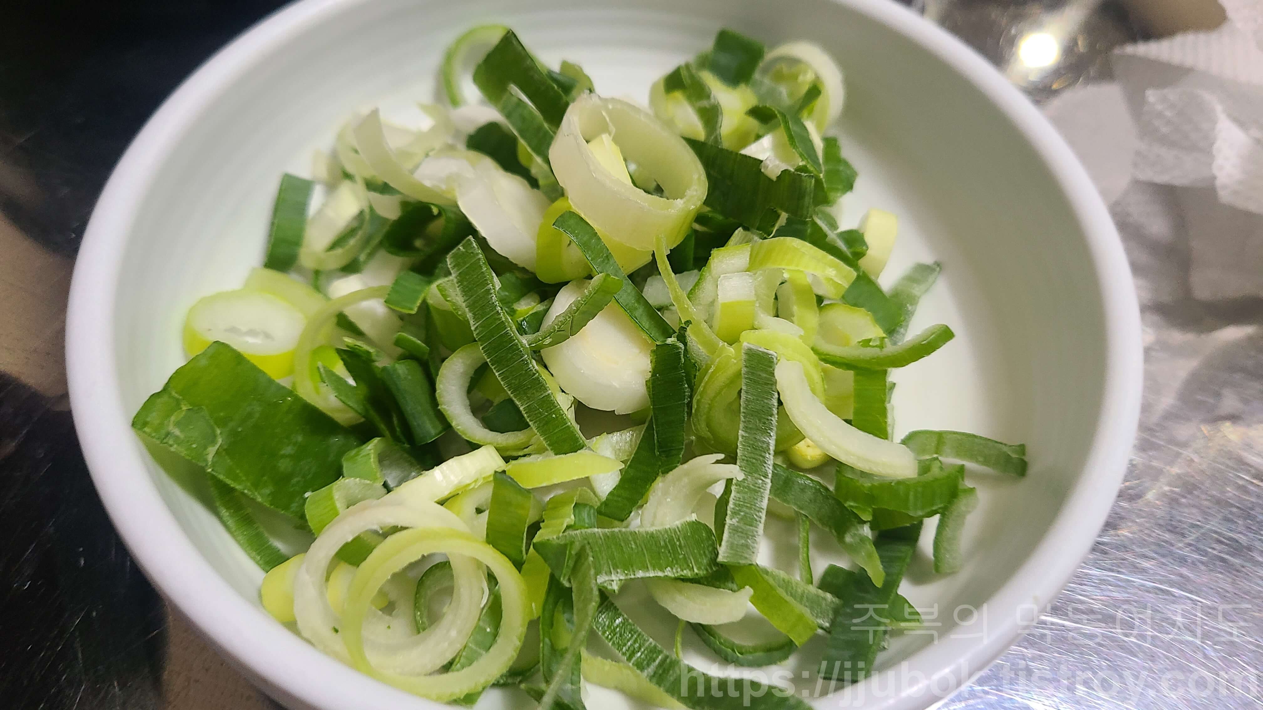 어리버리-소머리국밥-썰은-파